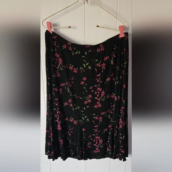 Briggs New York Black Skirt with Maroon Floral Design - Picture 4 of 6